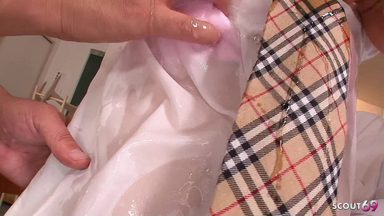 Asian porn collection: 老师在无码的日本AV色情片中为娇小的日本少女的第一次肛交和双插群交