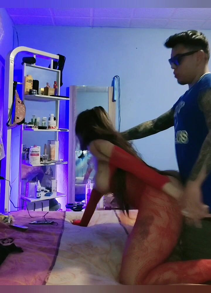 A guy from the internet proposes me twner sex while hot and we make porn