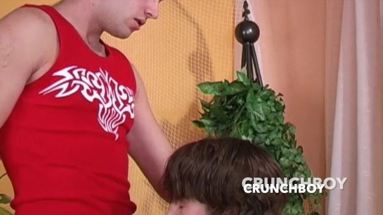 The fuckers raw studio: 아주 잘생긴 이성애자가 여드름 있는 여성에게 엉덩이를 내준다