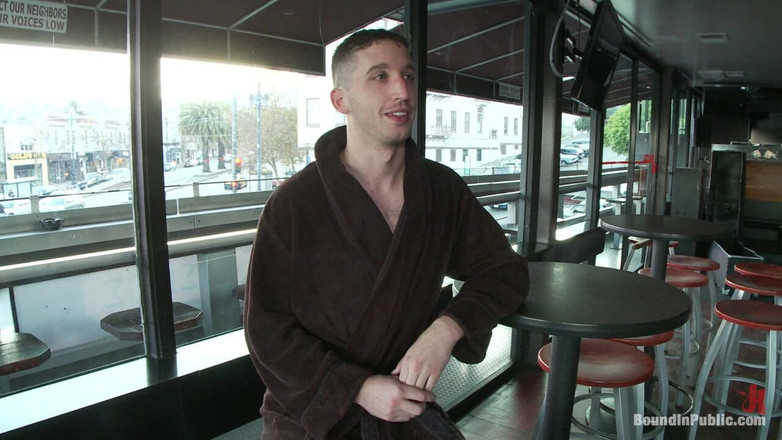 Bound in public: Svalový hřebec používá a šuká svého chlapce před nadrženým poledním davem.