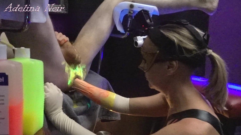 FISTINGQUEEN: Luz de neón UV fisting Adelina Noir y Fistdude
