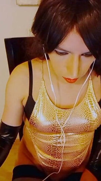 Sissy Shemale dotyka się podczas oglądania porno
