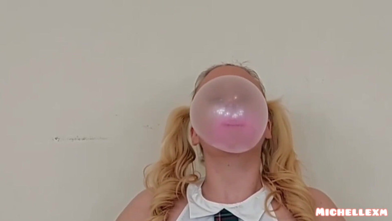 Michellexm: Bubblegum Soprando Grandes Bolhas Asmr