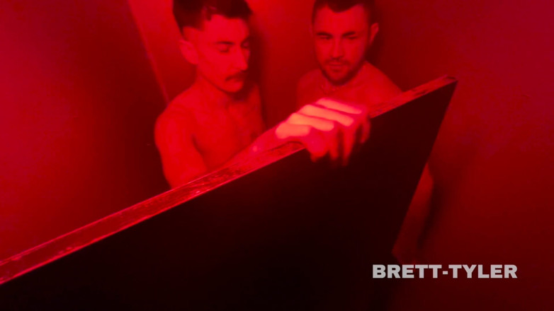 Brett Tyler: Glory holes nel caveau della sauna sessuale gay a londra