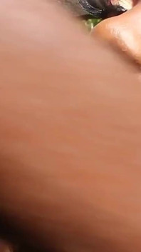 Une black de 19 ans se fait baiser dans un escalier public