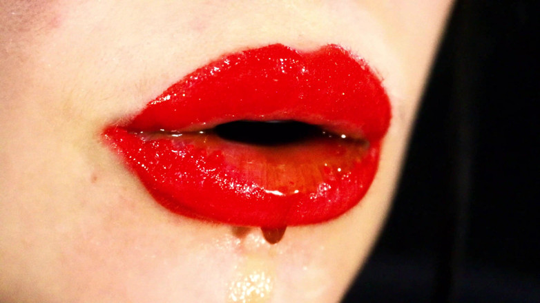 Goddess Misha Goldy: Labbra rosse e un gioco con liquidi e saliva! Latte...