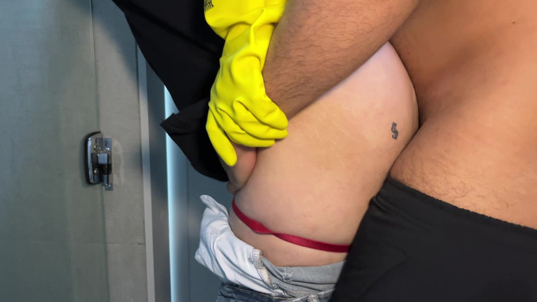 Levi Solen: Hotellpiga fångade mig onanera och bestämde mig för att hjälpa...