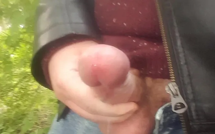 Tommy Bear: Risky wank and cum in the park