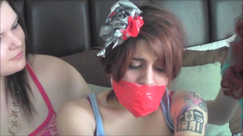 Selfgags classic: La troietta carina amante del cazzo viene umiliata in bondage...