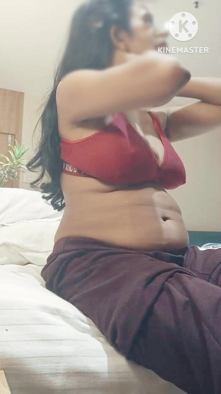 Nisha bhabhi ki chudai: Desi Bhabhi tappar och pressar sina stora bröst mjölk