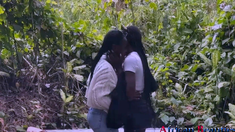 African Beauties: Dua lesbian imut ngentot dildo di taman umum