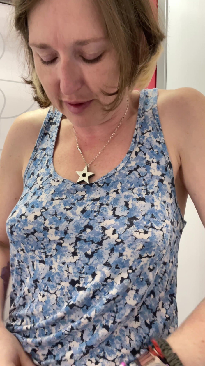 MistressWriggler: Iniziare a spogliarsi durante un viaggio di shopping di compleanno -...