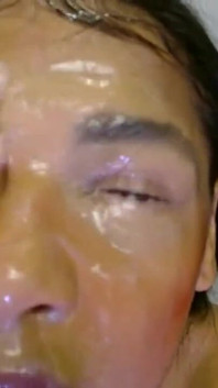 Menjilat lantai dengan Saliva
