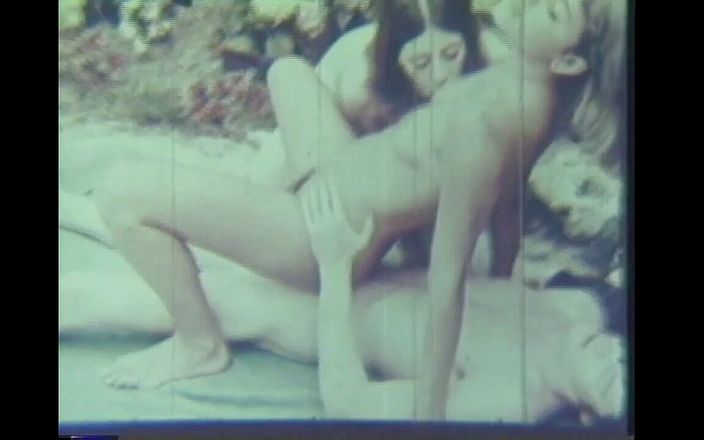 Vintage Usa: Caldo sesso vintage all&amp;#039;aperto accanto alla piscina!