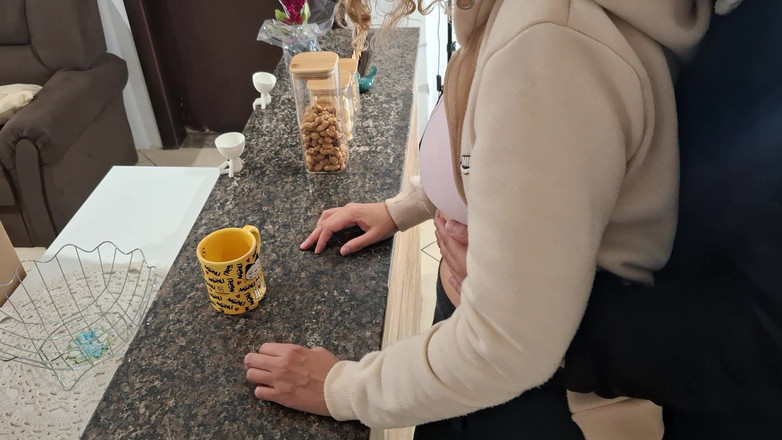 Gabi SweetCouplesStories: Uma enteada é surpreendida enquanto faz o café da manhã.
