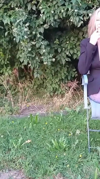 Sexy Reife Frau in Durchsichtigen Leggings.