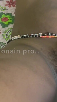 Kongkek awek eboni dengan kaki dan botol besar