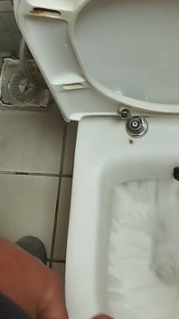 Mascuker, türkin pinkelt in der büro-toilette