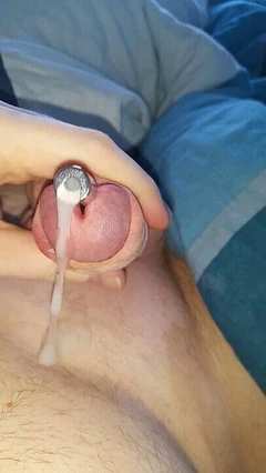 陰茎プラグを通る巨大な負荷