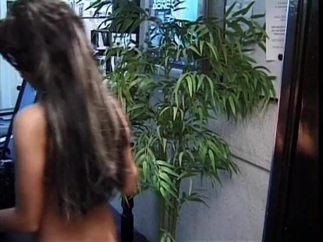 Porncentro: Uma puta está cavalgando vaqueira reversa, enquanto outra fica de...