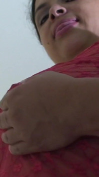 Geile Vrouw Met Een Grote Kont Neukt Zichzelf Met Een Grote Dildo