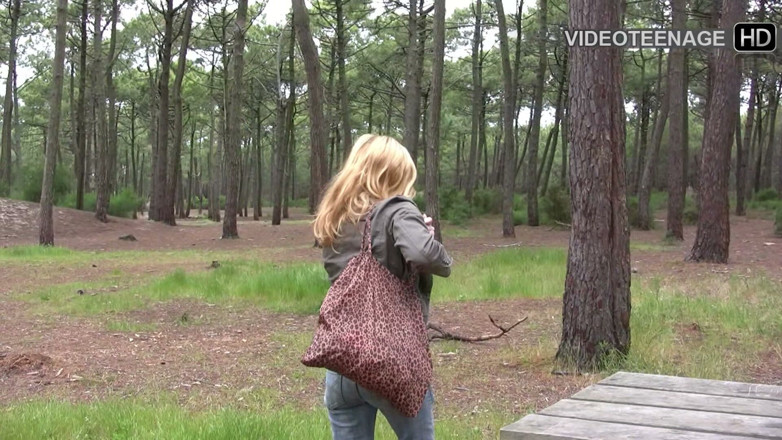 Videoteenage: 18 Year Blonde Vanessa Poses Naked at Beach