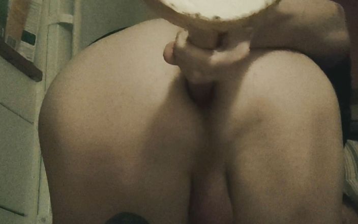 Swedish Spanking Amateur boy: Permainan anal di dapur tengah malam