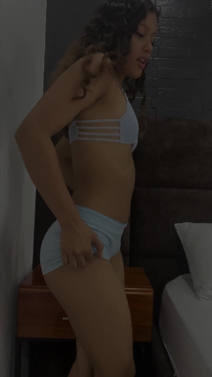 kafesexxx: 下着姿のティーンが彼女の小さなオマンコを自慰行為