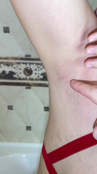 Bir epilator ile koltuk altı epilasyonu! Tıraşlı kıllı koltuk altı! Depilasyon!