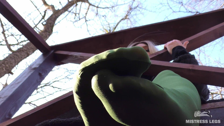 Mistress Legs: Bohyně v zelených punčochách škádlí nohama na verandě