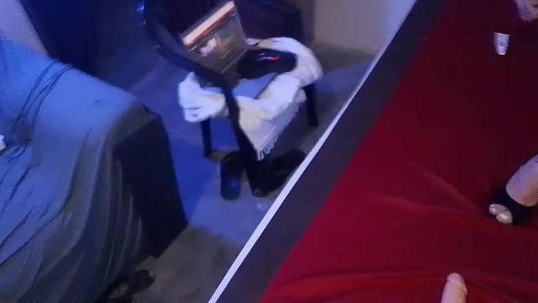 UtopianHumor507: Vivi Guedez. Mit deinem Körper spielen, deinen Hintern zeigen