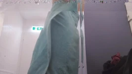 Melancap yang sangat berisiko di bilik bertukar gim di bilik mandi