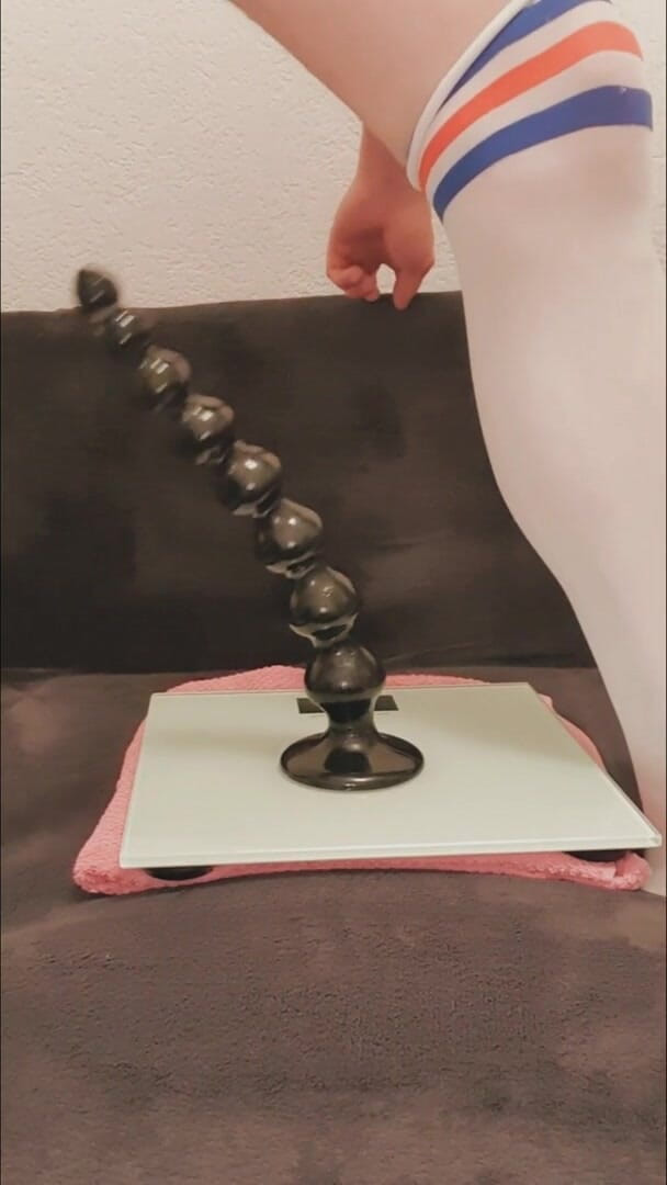 Timmyboy: Büyük dildo ile karnı şişkin ve derin anal sokma