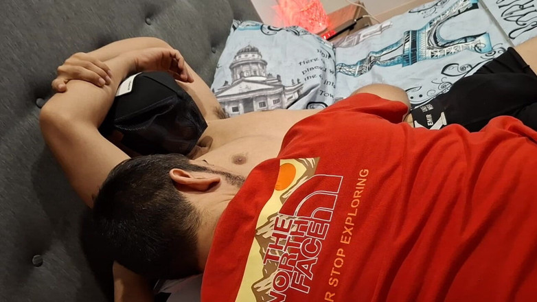 Bare skin man: Meedogenloze kieteling in volle actie