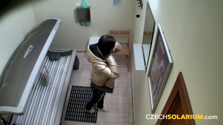 Czech Solarium: التشيكية مقصورة التشمس الاصطناعي 237: عرض السمراء المثير في مقصورة التشمس الاصطناعي