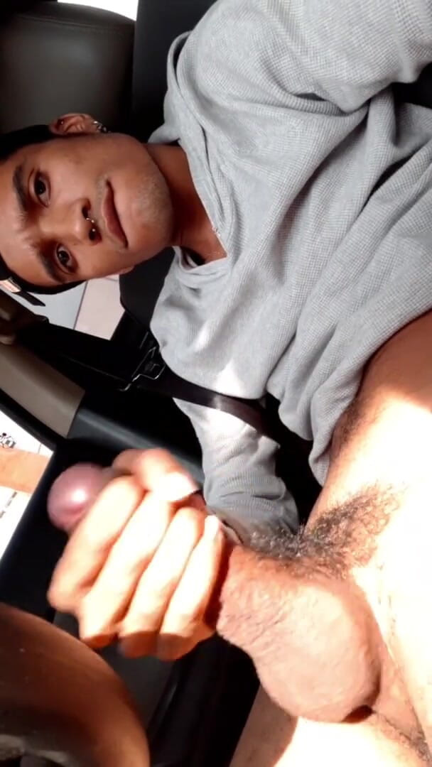 vergar4_daviid: Eu fico com tesão no carro e me masturbo enquanto...