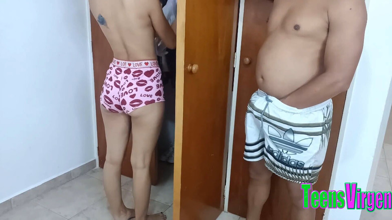 Patty Danna: Sexy dívka přijde z koupelny do svého pokoje, aby se...