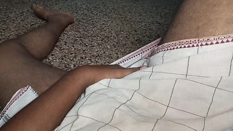 Sweet Indian cock: インドの男の妻がオフィスでアナルとキスを交わす