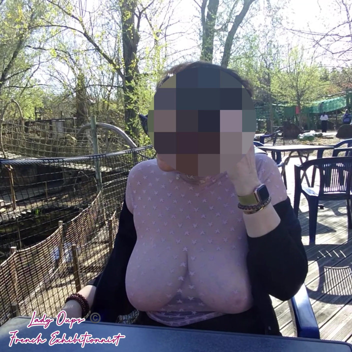 Lady Oups: Terasta Küçük Bir Kafe, Şeffaf Bir Üst Ve Iç Çamaşırı Olmayan Mini Etekli
