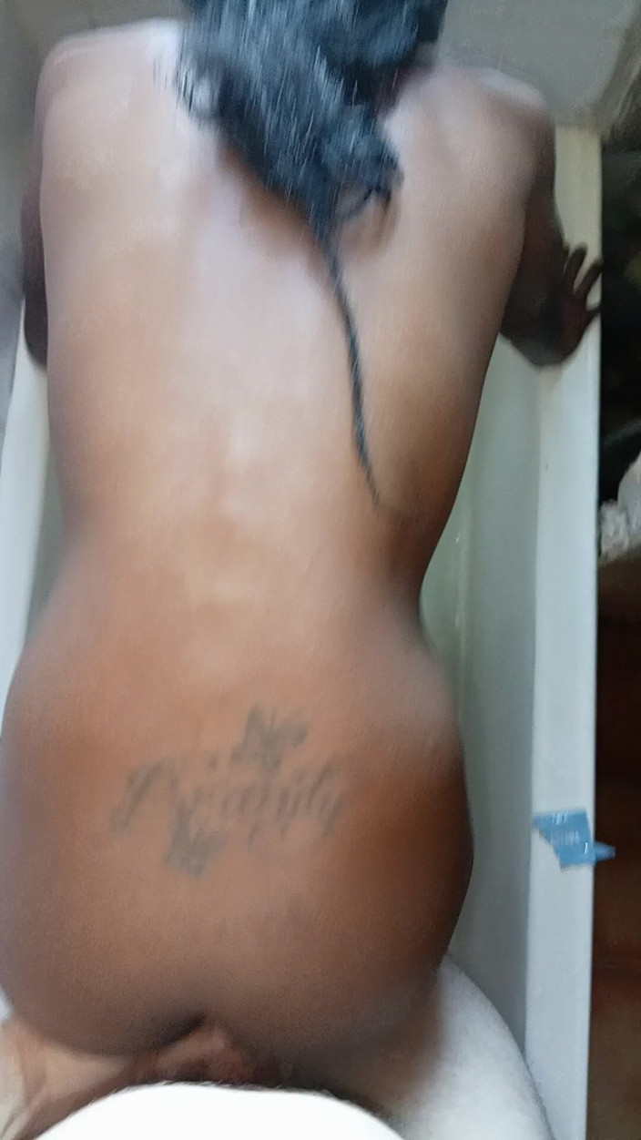 hothouse18xxx: Chica negra chupa polla blanca y folla en cuatro