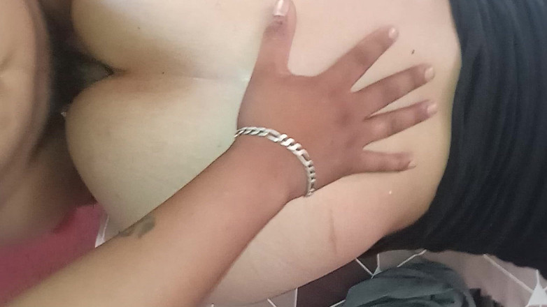 Eatrella j: Verslaafd en geneukt en laat haar mobiele telefoon niet los