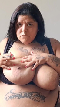 Sesión de humo de grandota tatuada - encanto, confianza y sensual primer plano