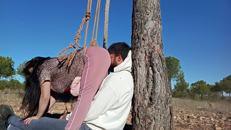 fartingclub01: Пукає йому в обличчя, поки я дрочу це між моєю дупою та деревом