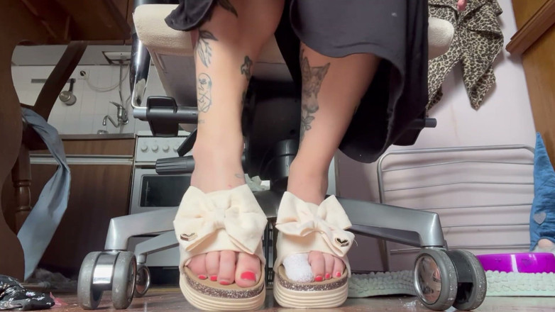 lanalovacutie: New Shoew Slippers with Pedicure