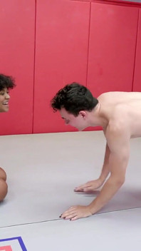 丰满的黑人女郎avery Jane Wrestles Josh Rivers