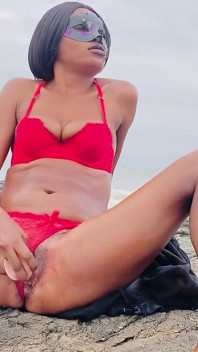 Masturbazione in spiaggia calda e un'acqua sexy che esce dalla mia figa.