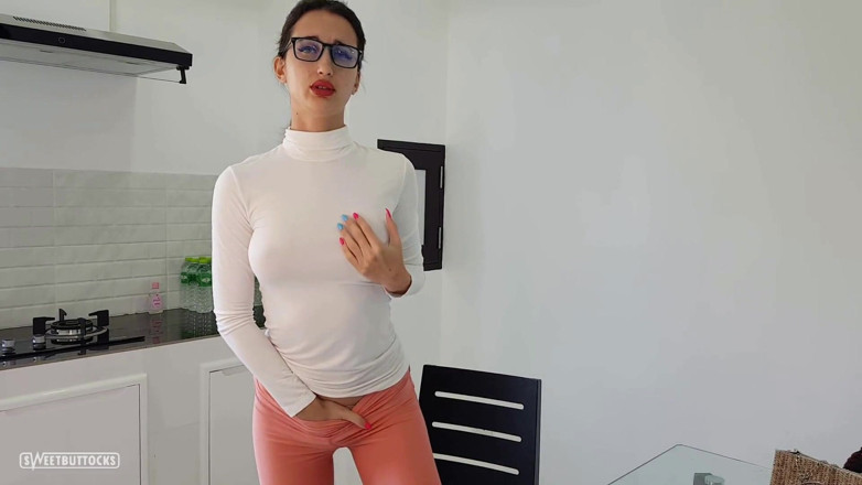SweetButtocks: È tornata dal lavoro e ha cominciato a scoparsi nel...