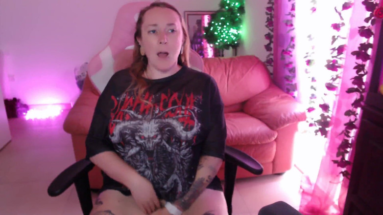 Kisicaxx: Sprosté řeči uctívající ptáka