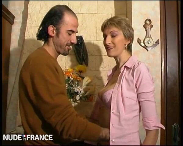 La France a Poil: Estelle está filmando seu primeiro vídeo apenas para te pegar!