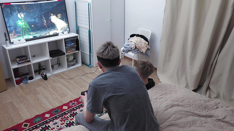 Ethan Lestray: Baise juteuse de deux jumelles, la jumelle perd la dispute...